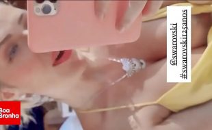 Famosasnuas pegando peitinho durante live no instagram