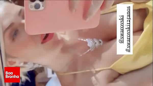 Famosasnuas pegando peitinho durante live no instagram