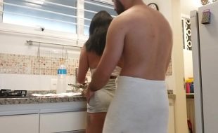 Sexo na cozinha fazendo a esposa safada gemer no pau