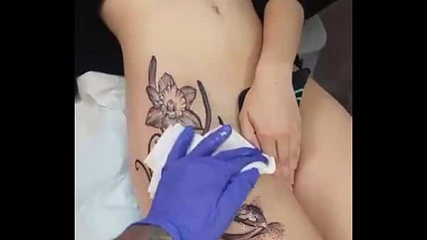 Mina fazendo tatuagem na buceta