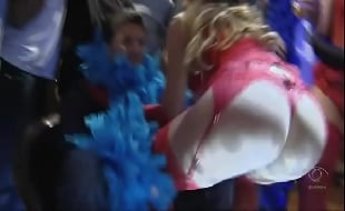 Narizinho nua dançando rebolando até o chão no video