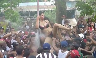 Orgia no carnaval mulher muito safada ficando pelada