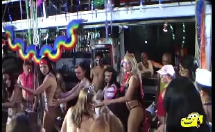 Orgia no Carnaval mulheres safadas fazendo sexo na rua