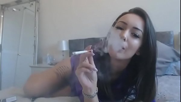 Anahi fumando