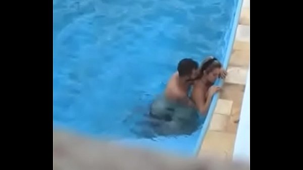 Emilly e marcos fazem sexo na piscina