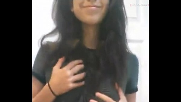Novinha mostrando os peitos na webcam