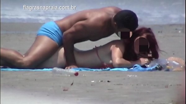 Mulher chupa casal na praia