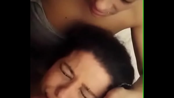 Mulher abrino as perna misando na cara da amiga