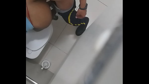 Sexo no banheiro marido flagra esposa traindo