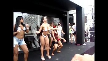 Mulher dançando funk