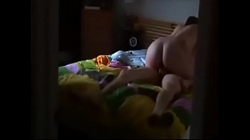 Mãe e duas irmãs fazendo sexo na cama lésbicas