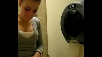 Gorda batendo siririca no banheiro