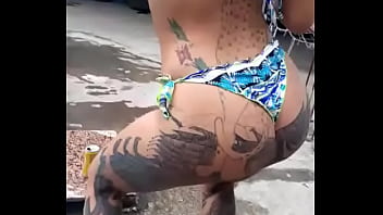 Linda rabuda tatuada