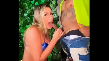 Andressa Urach levando pica