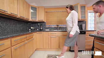 Video porno excitante Sara Jay molhada enquanto ele mete com vontade